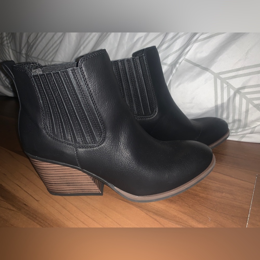 Black leather booties - by Korks
